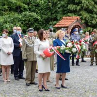 Złożenie kwiatów pod tablicą  przy Konkatedrze