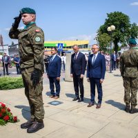 Złożenie kwiatów pod Pomnikiem Niepodległości