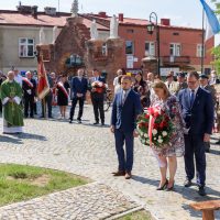 Złożenie kwiatów pod tablicą przy lubaczowskim Sanktuarium